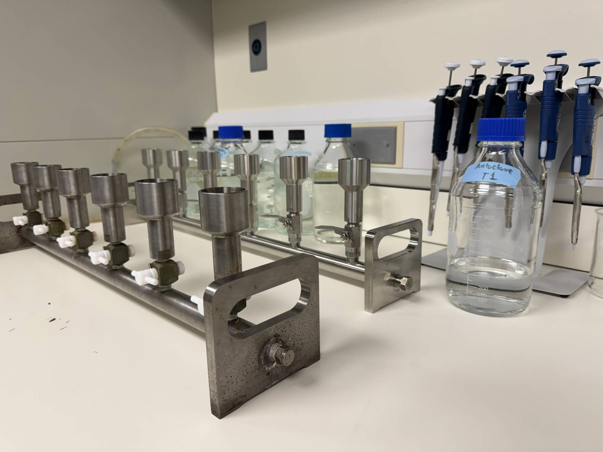 A benchtop multi-sample filtering manifold.